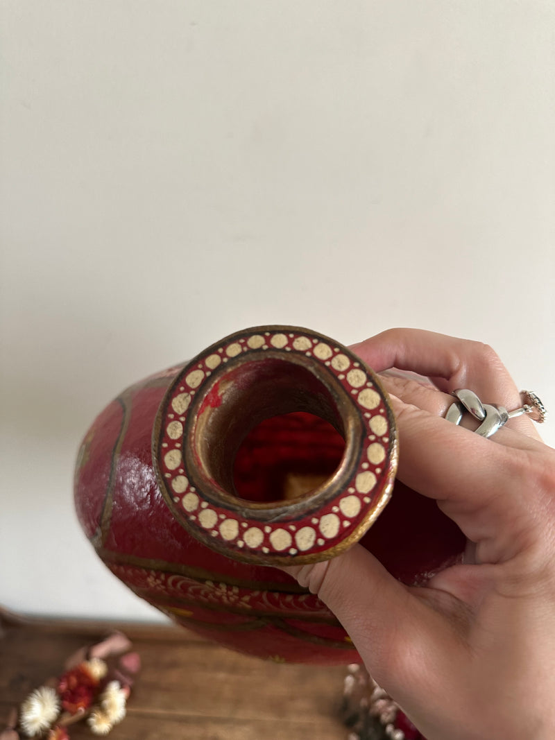 Vase en papier mâché et résine décorations florales fond rouge