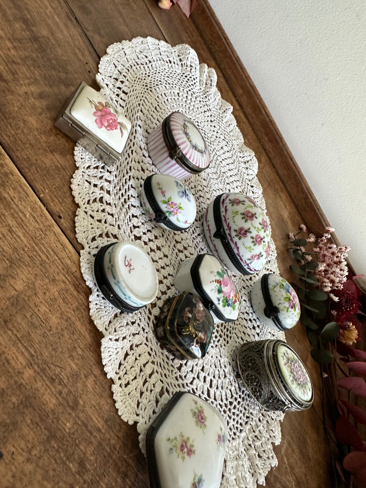 Ensemble de piluliers en porcelaine début XX ème