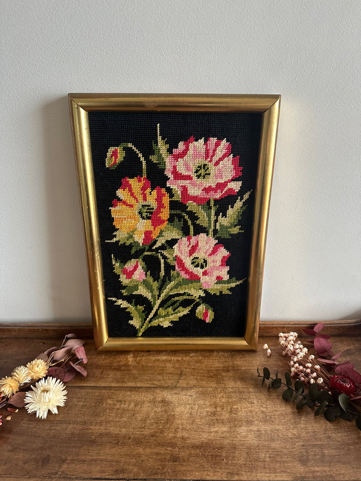 Broderie au point de croix motifs fleurs roses et oranges