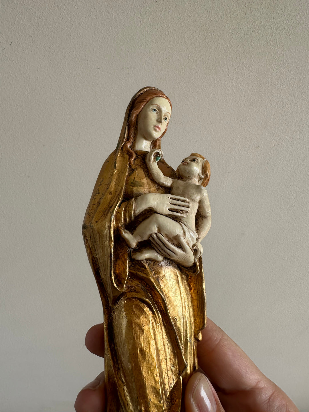 Statuette de la vierge et l'enfant en résine dorée peinte à la main