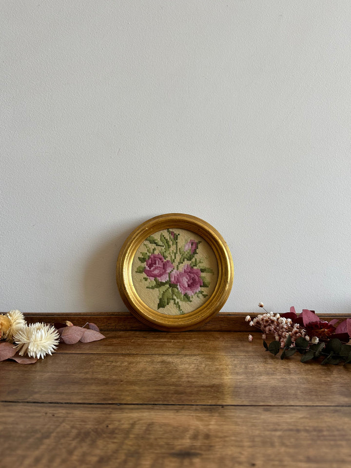 Broderie au point de croix sous verre cadre en bois doré