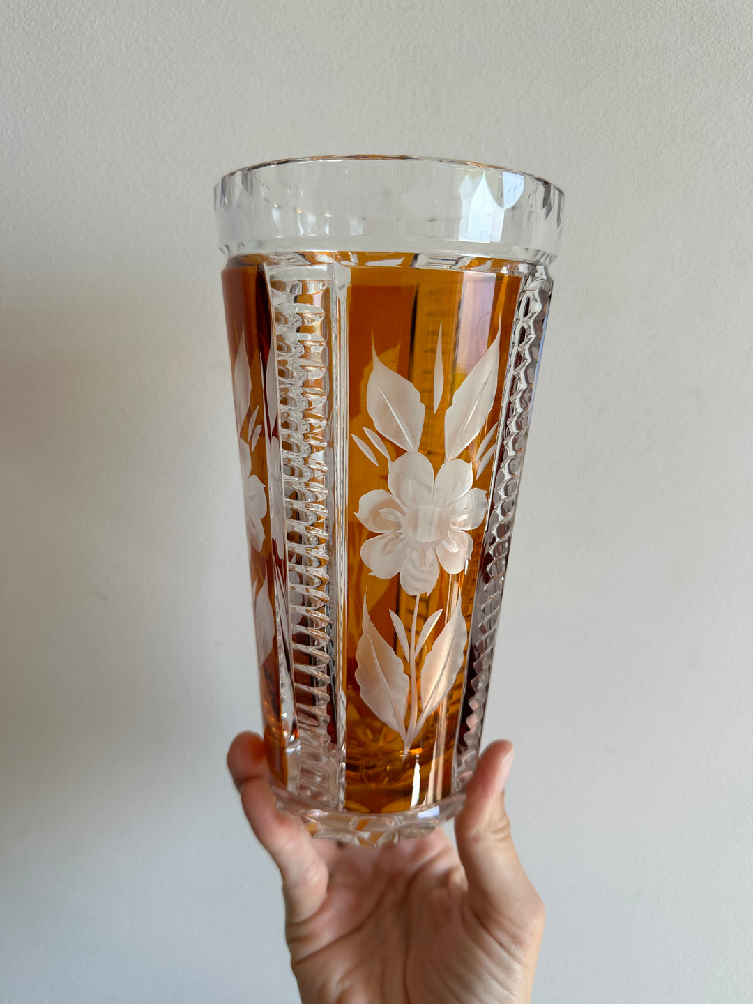 Vase en cristal de bohème travaillé orangé