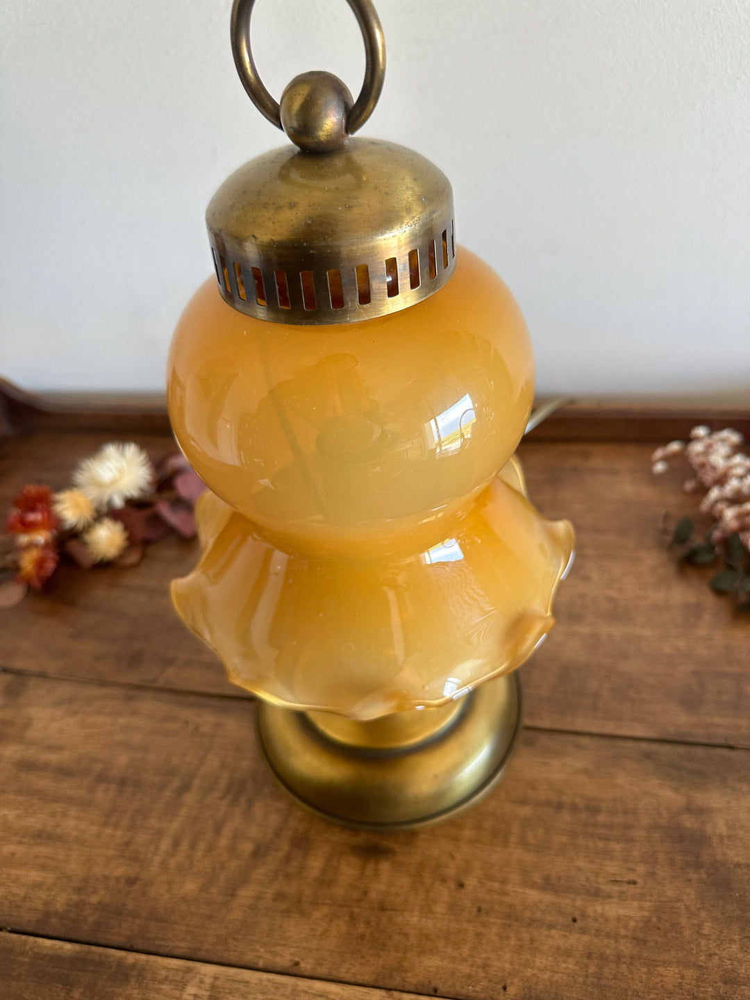 Lampe de table en laiton et opaline ton ambre