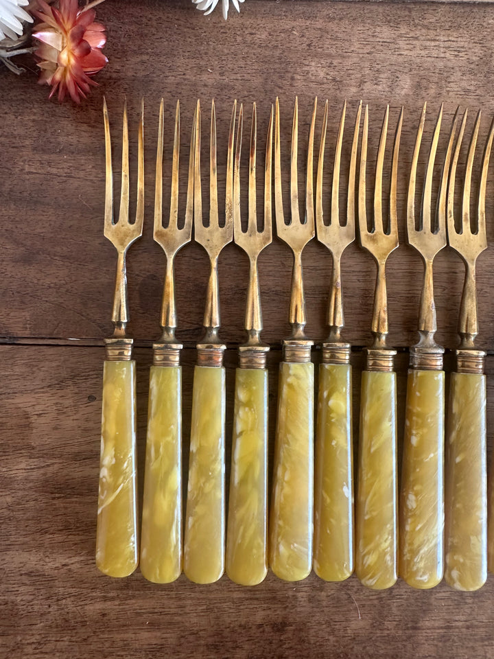 Couverts à dessert en laiton et bakelite jaune marbré