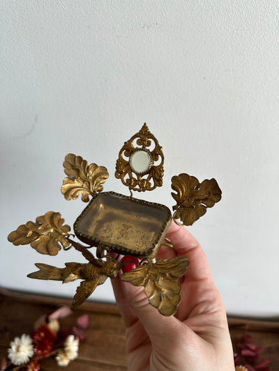 Bonbonnière en laiton doré décorée de feuilles sculptées