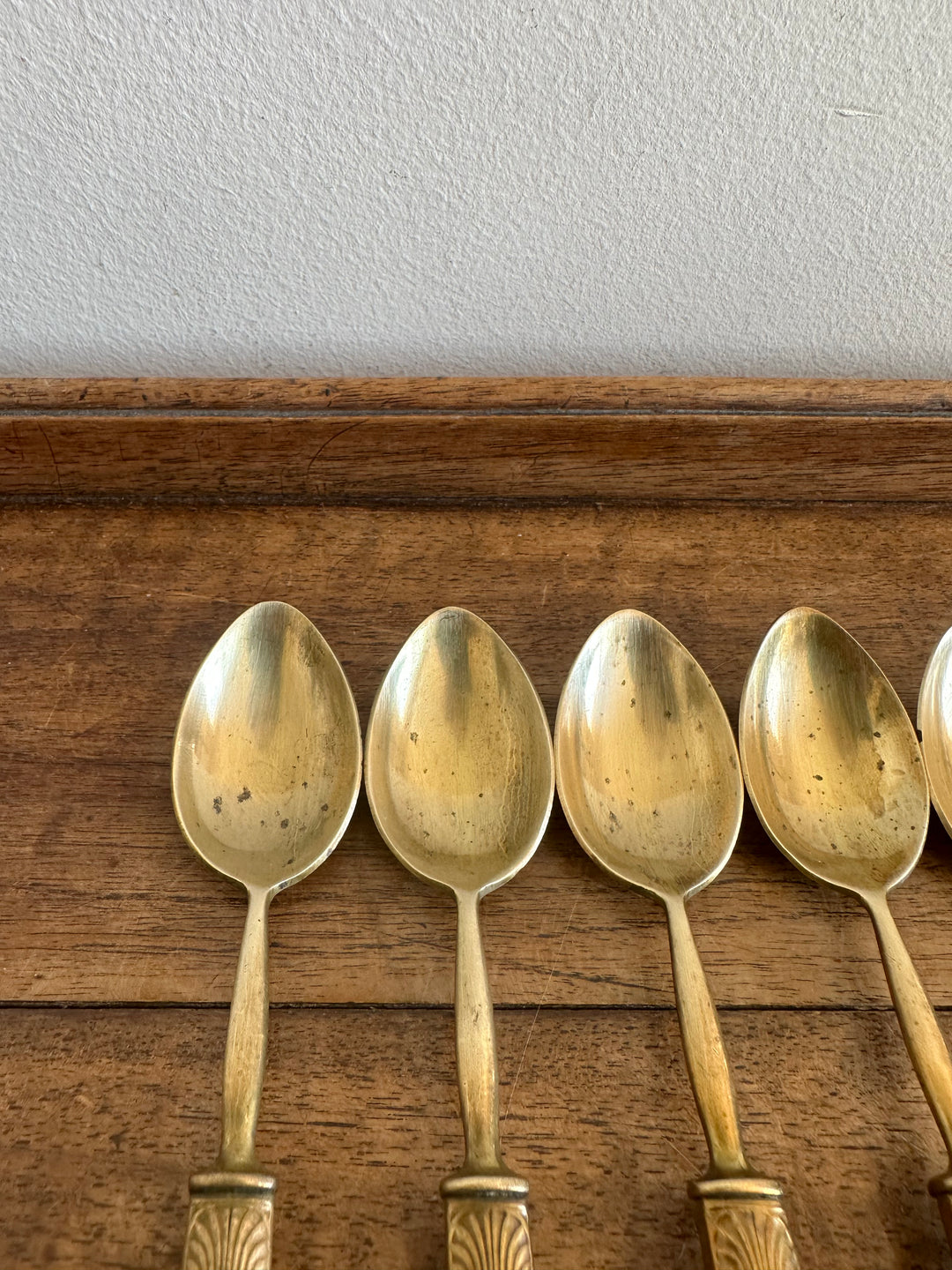 Couverts à dessert en bakélite jaune et laiton