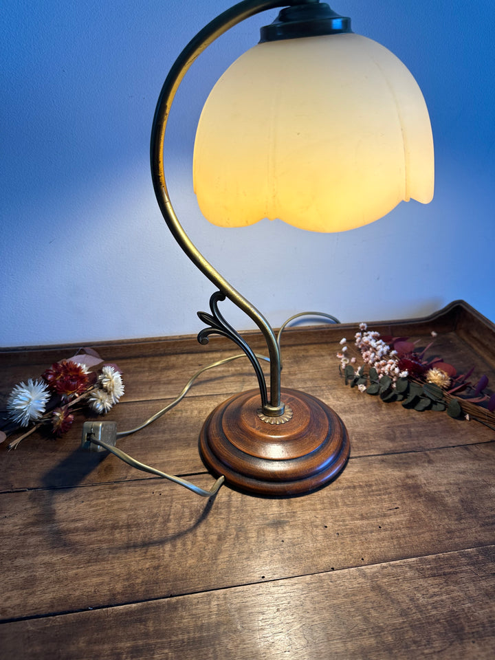 Lampe en laiton et bois globe tulipe couleur pêche poudrée