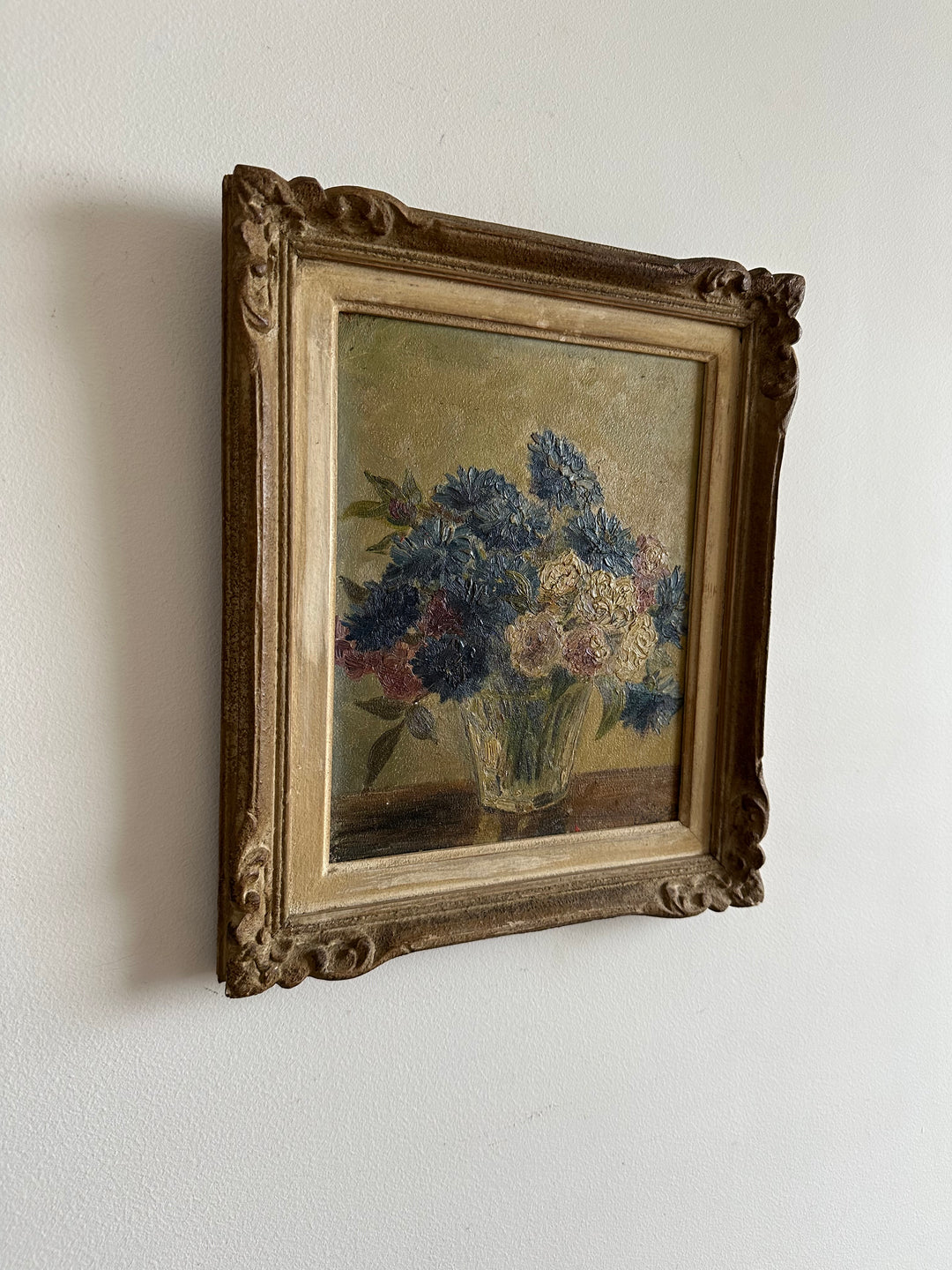 Peinture bouquet de fleurs bleues et blanches encadrée années 50