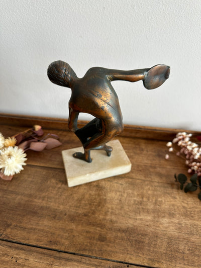 Statuette en bronze sur socle en marbre représentant Discobole