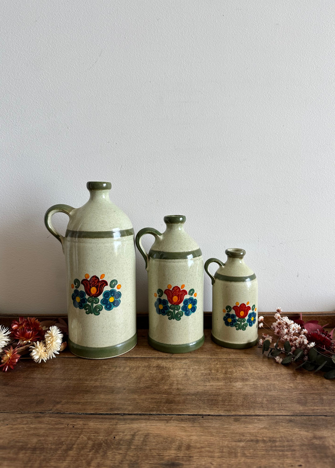 Bouteilles en grès Jasba décorées de fleurs rouges et bleues