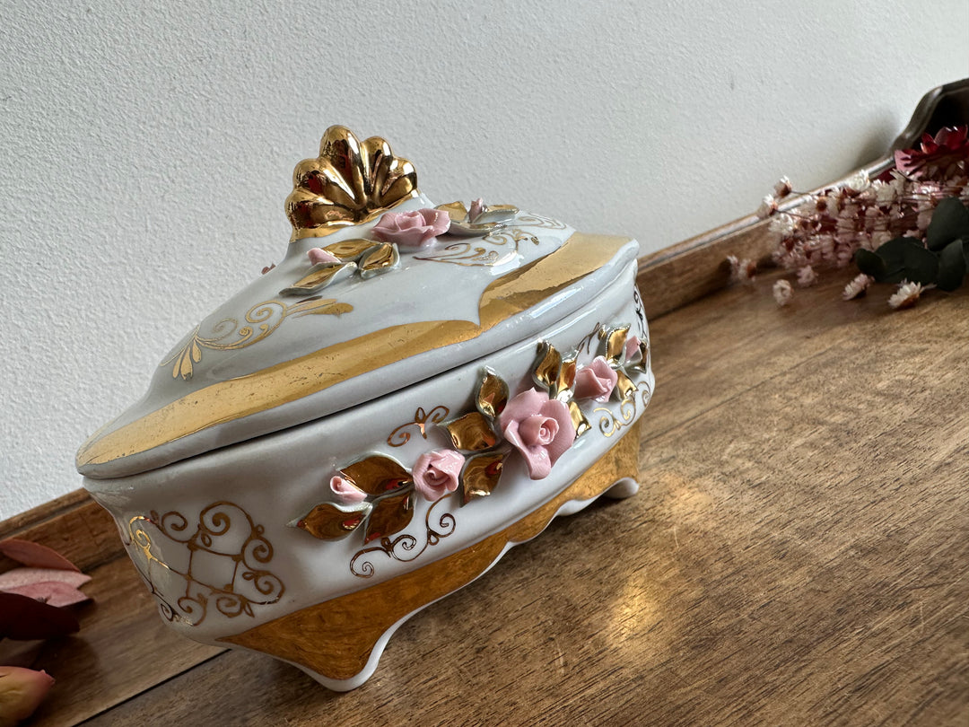 Bonbonnière en porcelaine ornée de roses sculptées