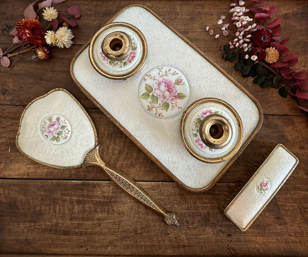 Ensemble de toilette en laiton repoussé et dentelle fleurie années 50