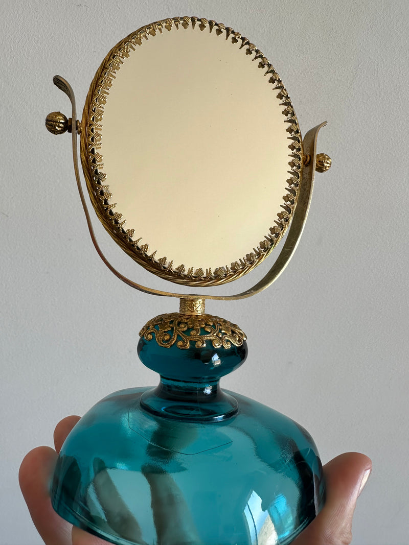 Miroir à poser en laiton dentelé sur socle en verre bleu