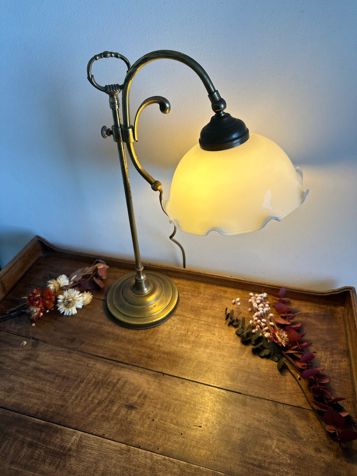 Lampe en laiton et opaline blanche