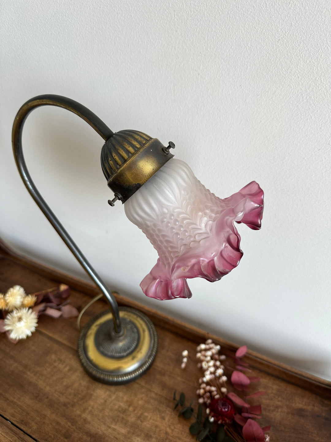 Lampe en laiton col de cygne globe tulipe rose