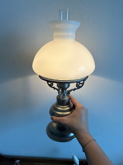 Lampe en étain globe en opaline blanche