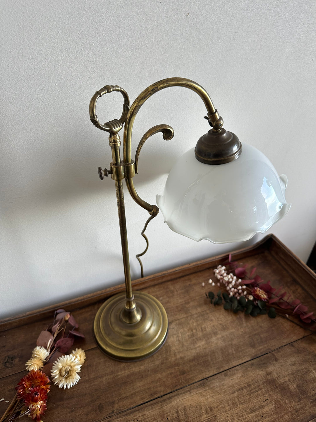 Lampe en laiton et opaline blanche