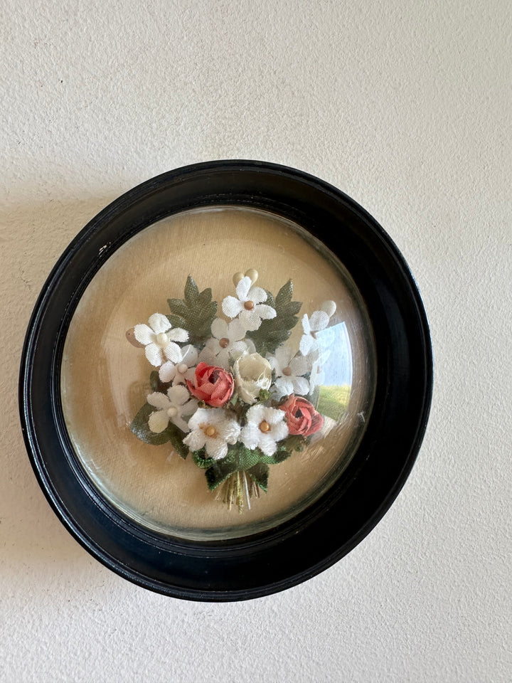 Fleurs en tissu sous verre bombé cadre rond noir