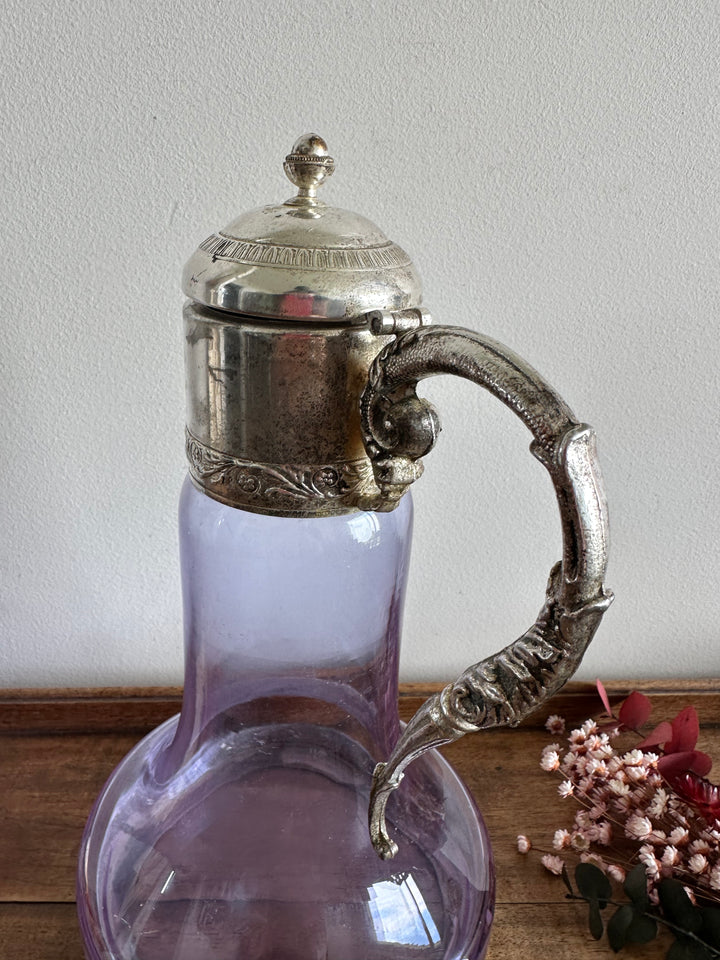 Carafe en verre violine bec et anse en métal argenté travaillés