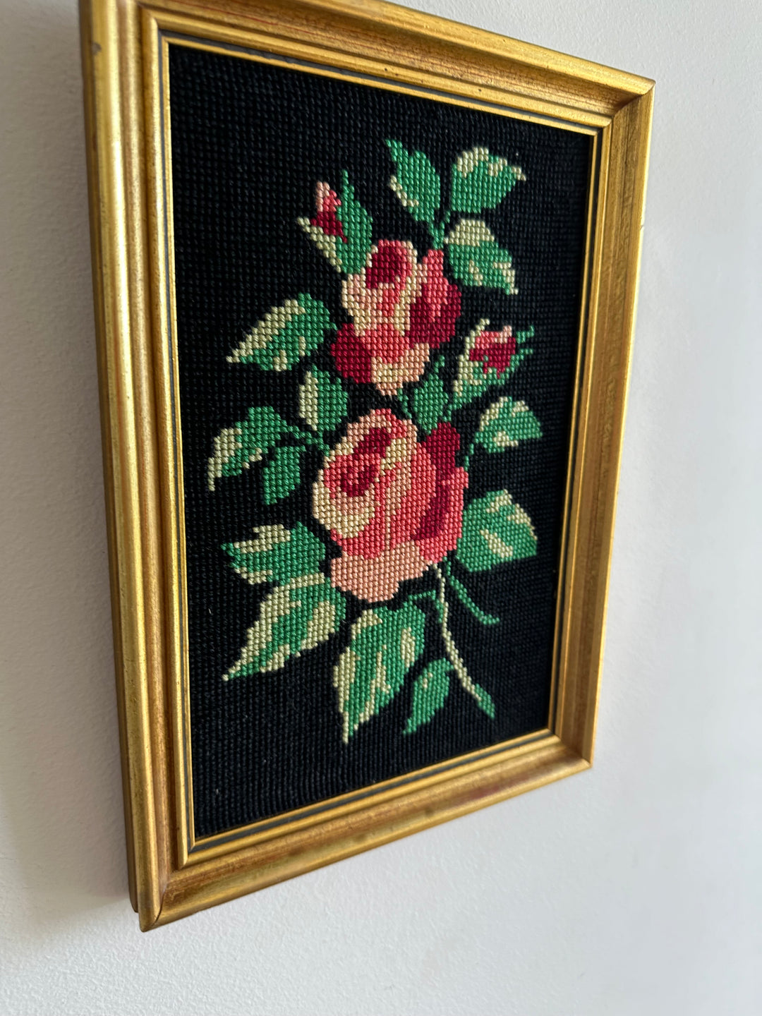 Broderie roses rectangulaires fond noir cadre doré