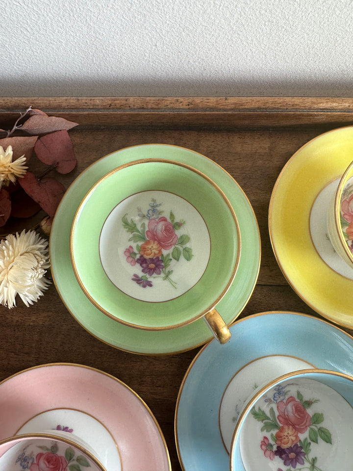 Service à café fleuri en porcelaine colorée