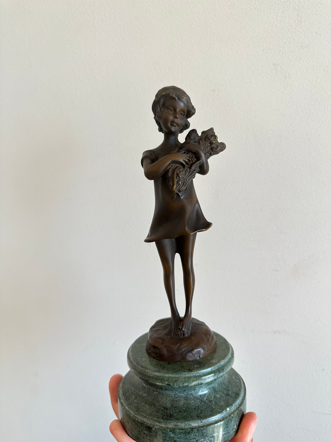 Statuette signée petite fille aux fleurs en bronze 1910