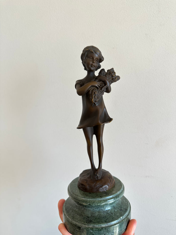 Statuette signée petite fille aux fleurs en bronze 1910