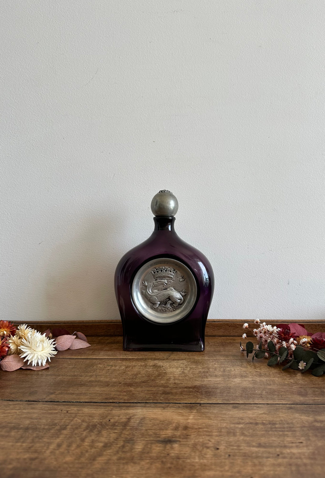 Bouteille décorative en verre fumé violet et étain