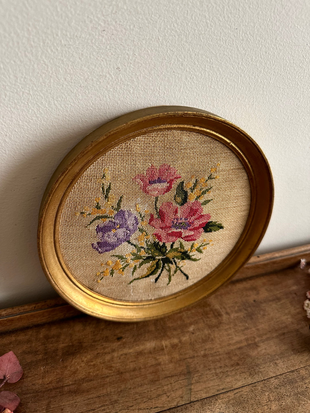 Broderie ancienne fleurs roses cadre rond en bois doré