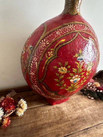 Vase en papier mâché et résine décorations florales fond rouge