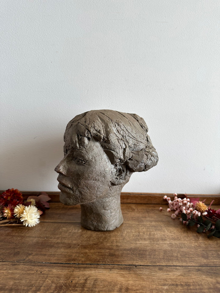 Sculpture en argile visage jeune femme