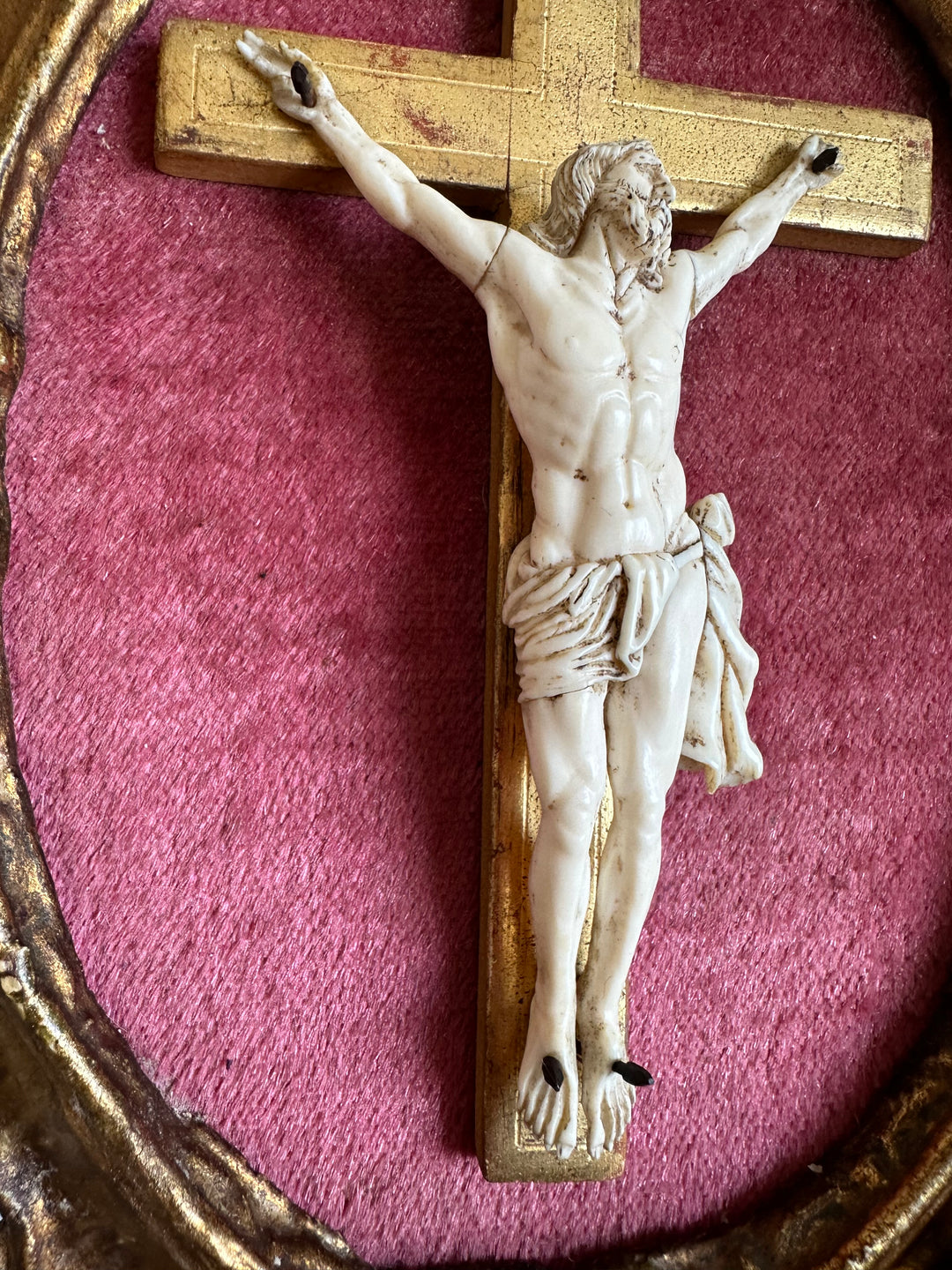 Crucifix en ivoire et bois encadré sur velours rose 19 eme