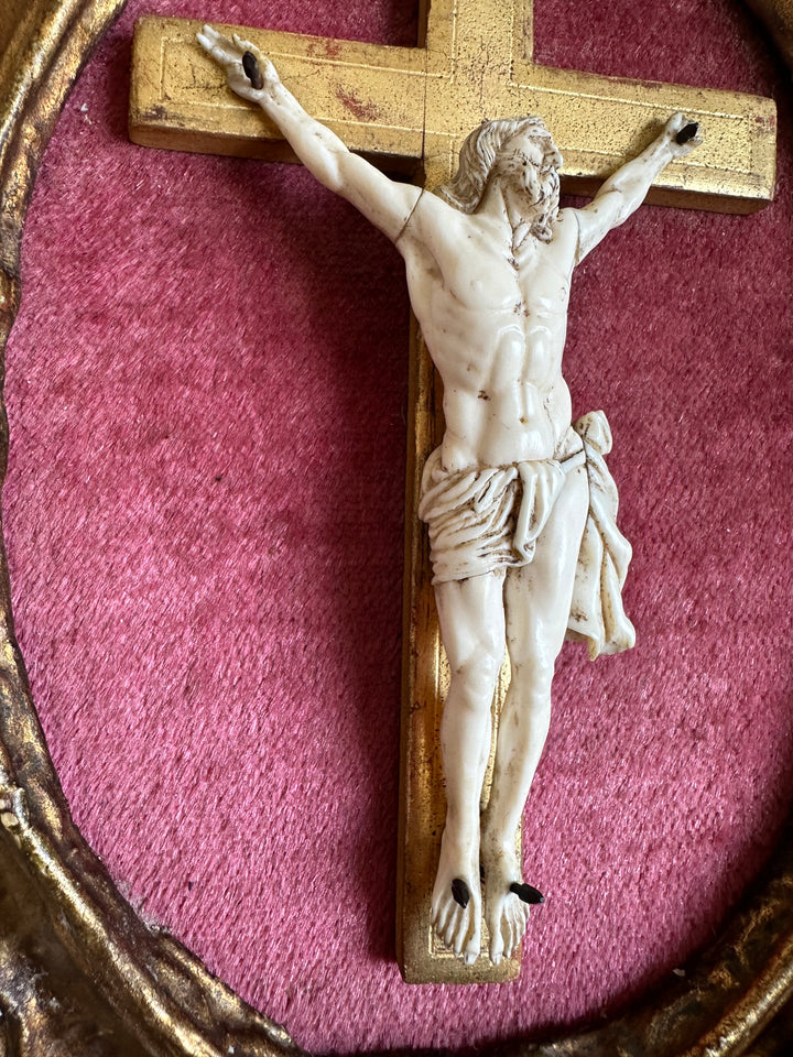 Crucifix en ivoire et bois encadré sur velours rose 19 eme