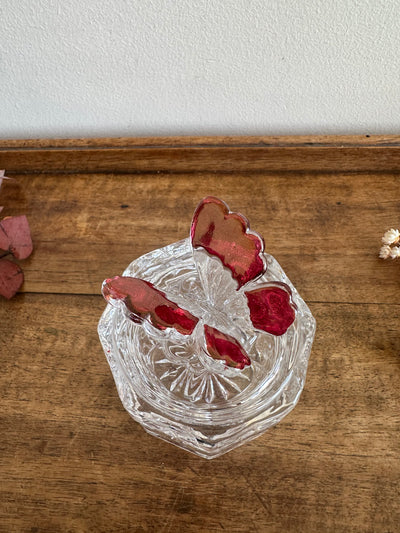 Bonbonnière en cristal de bohème surmontée d'un papillon rose