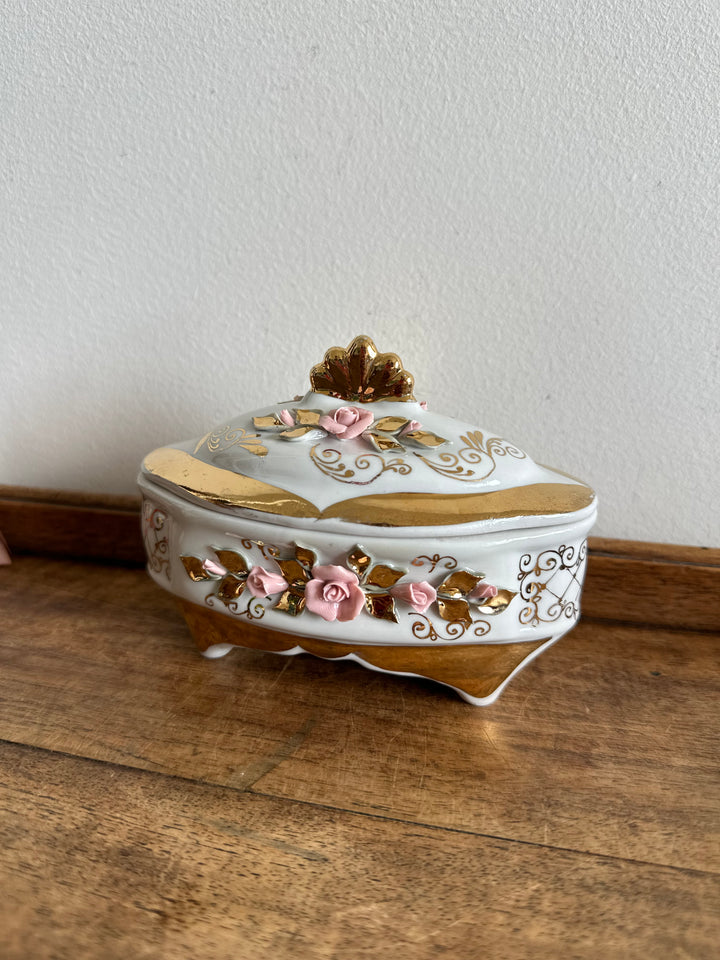 Bonbonnière en porcelaine ornée de roses sculptées