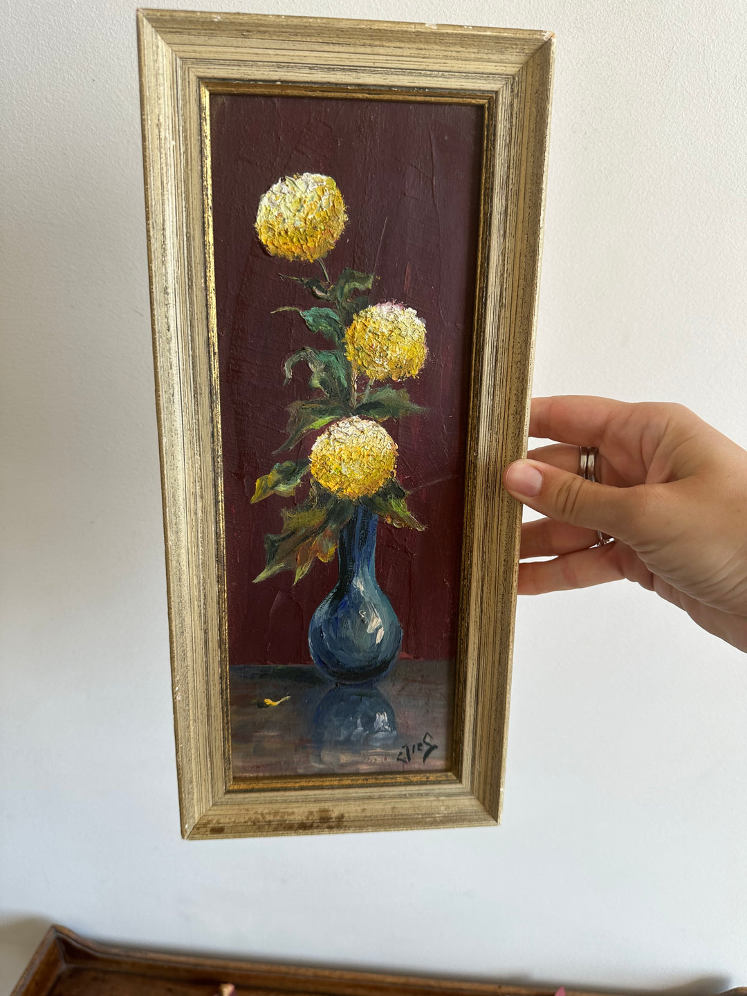 Peinture à l'huile signée dahlias jaune vase bleu