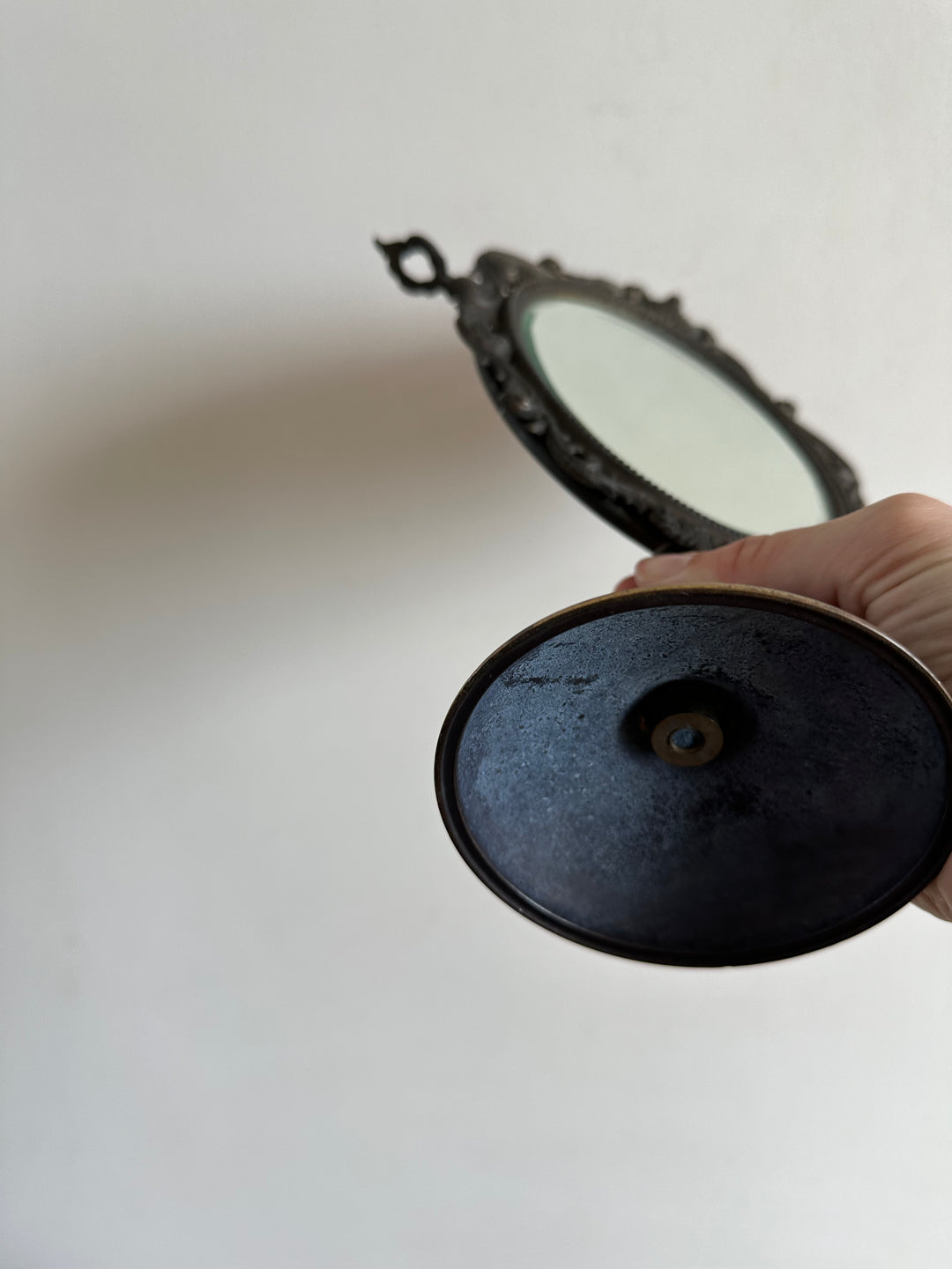 Miroir psyché biseauté en laiton sur pied en bronze