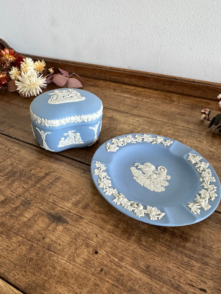 Ensemble Wedgwood bleu et blanc made in England