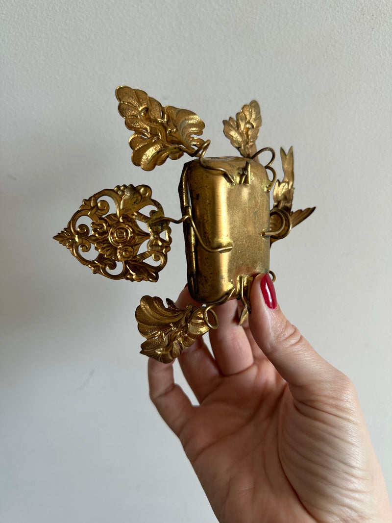 Bonbonnière en laiton doré décorée de feuilles sculptées