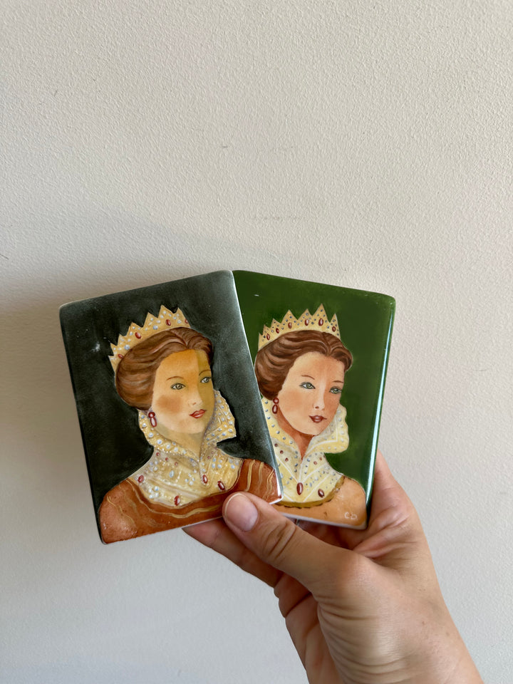 Portraits Reine sur porcelaine émaillée fond vert années 40