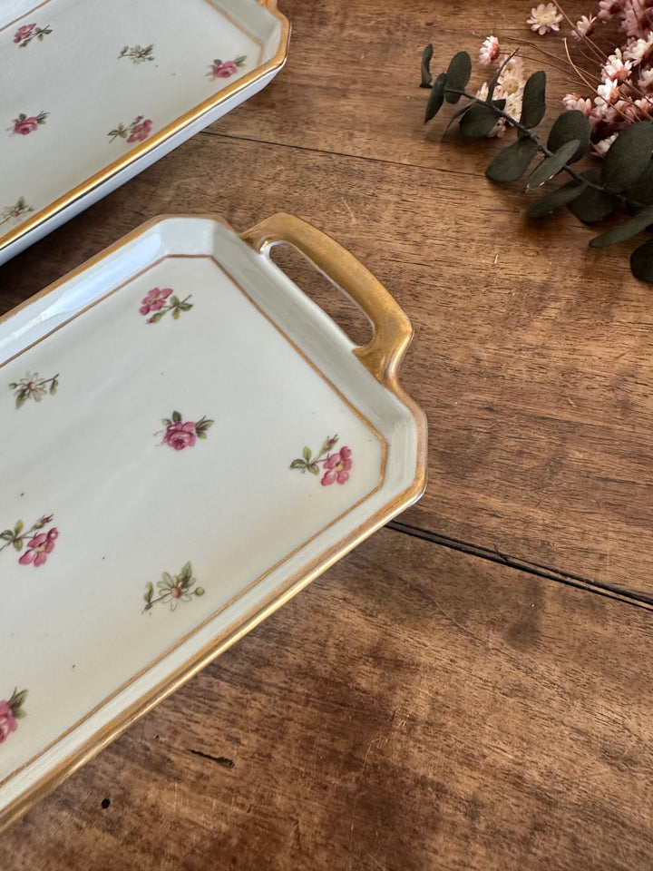 Plateaux de service en porcelaine petites fleurs roses années 50 signés Denbac