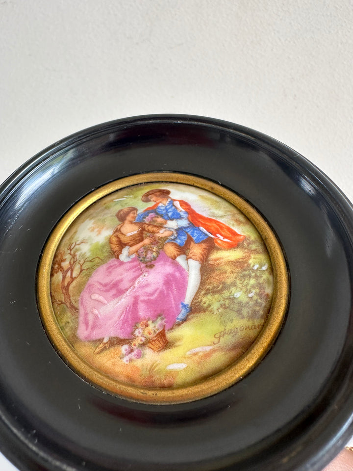 Impression sur porcelaine de Limoges scène d'époque d'après Fragonard cerclée de noir