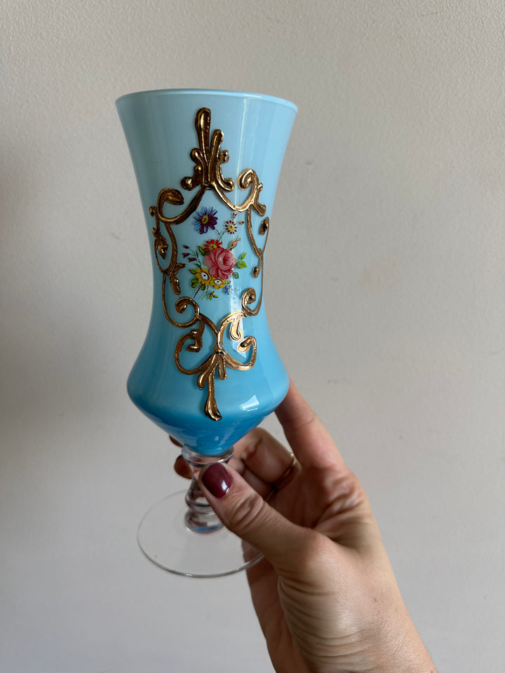 Vase sur pied en opaline bleue décoré de fleurs et dorures