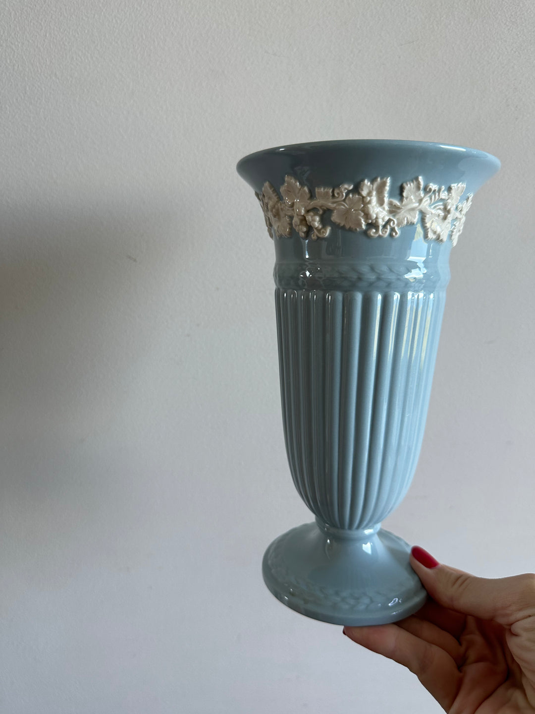 Vase en porcelaine émaillée de Wedgwood & Barlaston