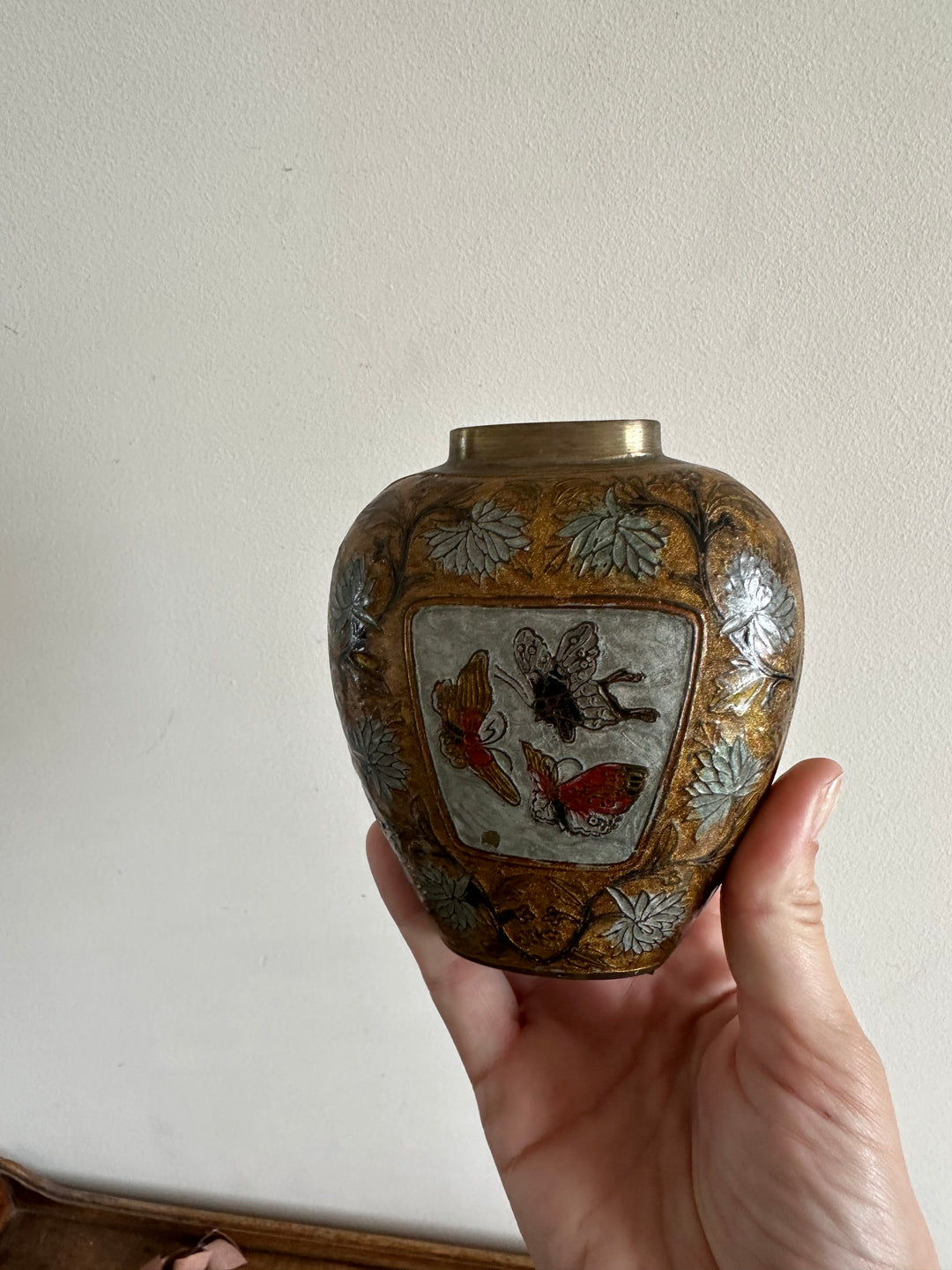 Vase en laiton émaillé motifs papillons