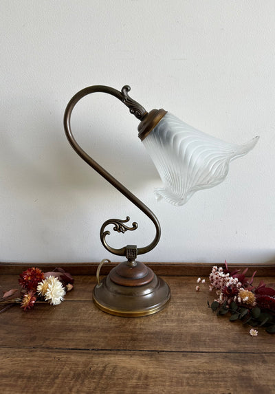 Lampe Rétro Argentée Antique Décorative Sur Une Petite Table