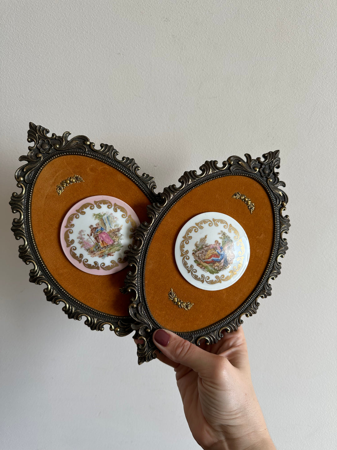 Pastilles en porcelaine sur fond de tissu orange, cerclée de métal doré style rococo