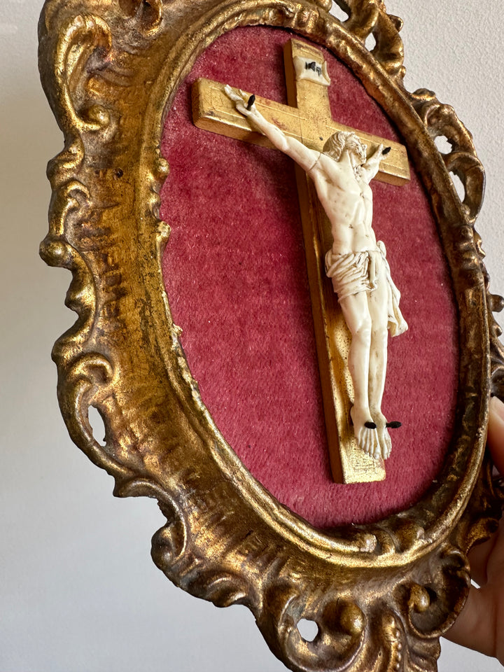 Crucifix en ivoire et bois encadré sur velours rose 19 eme