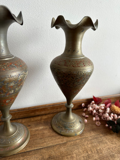 Vases en laiton sur pied gravés