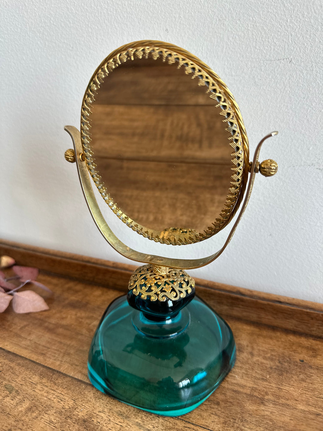 Miroir à poser en laiton dentelé sur socle en verre bleu